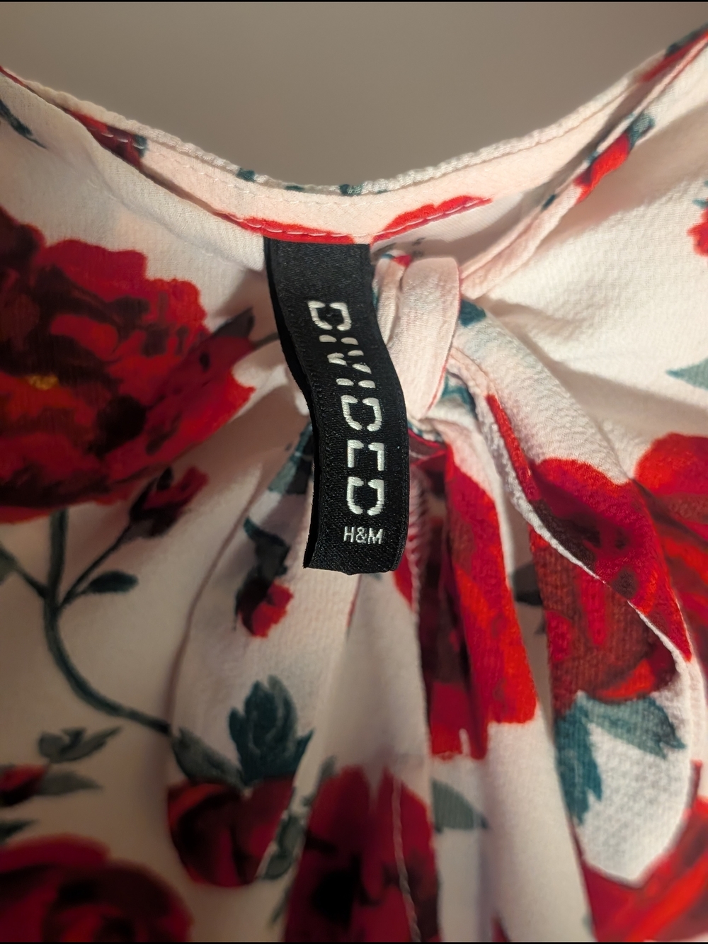 H&M Divided White Off-Shoulder Ruffled Crop Top with Red Rose Print Size 8 - Picture 4 of 7